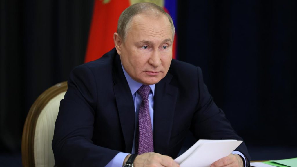 Putin offers Ukrainians in occupied territories a chance to become Russian faster |  right Now