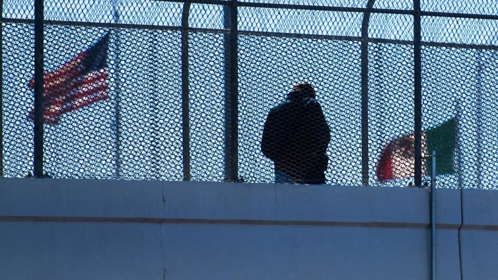 US border with Mexico remains closed to asylum seekers |  right Now