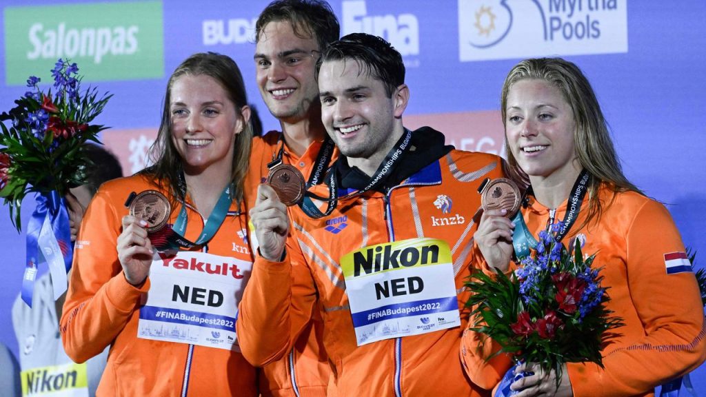 Mixed relay team wins bronze at FINA World Championships |  Currently