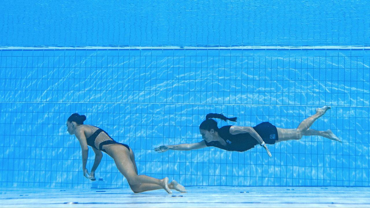 Synchronized swimmer loses consciousness during exercise and is rescued by coach |  Currently