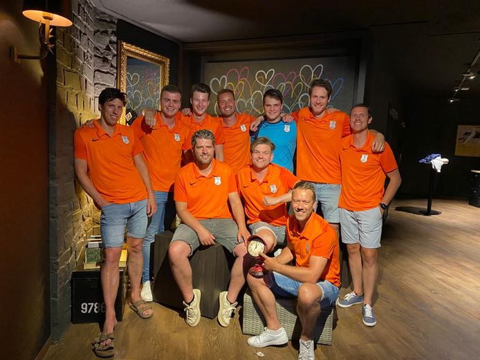10 teammates of FC Santuk from Spakenburg missed their flight to Madrid due to extremely long queues at Eindhoven Airport.