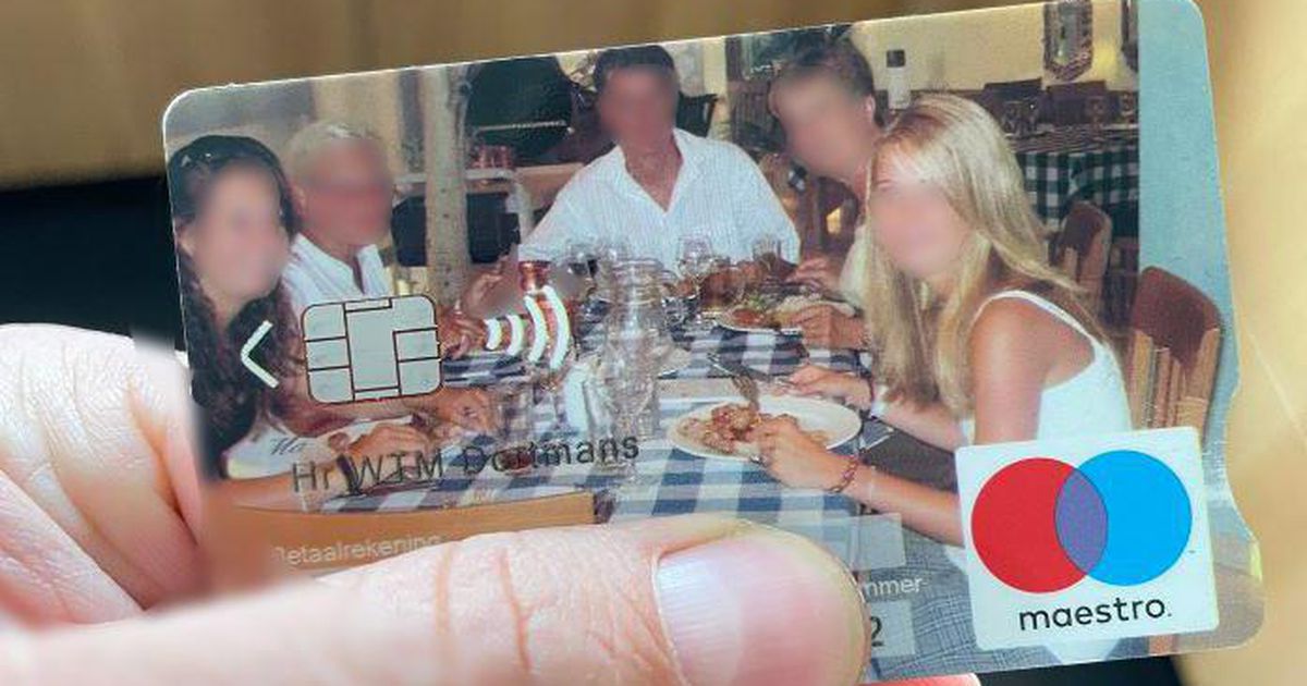 A Veghel guy has a picture of a totally weird family on his debit card for 13 years |  the interior