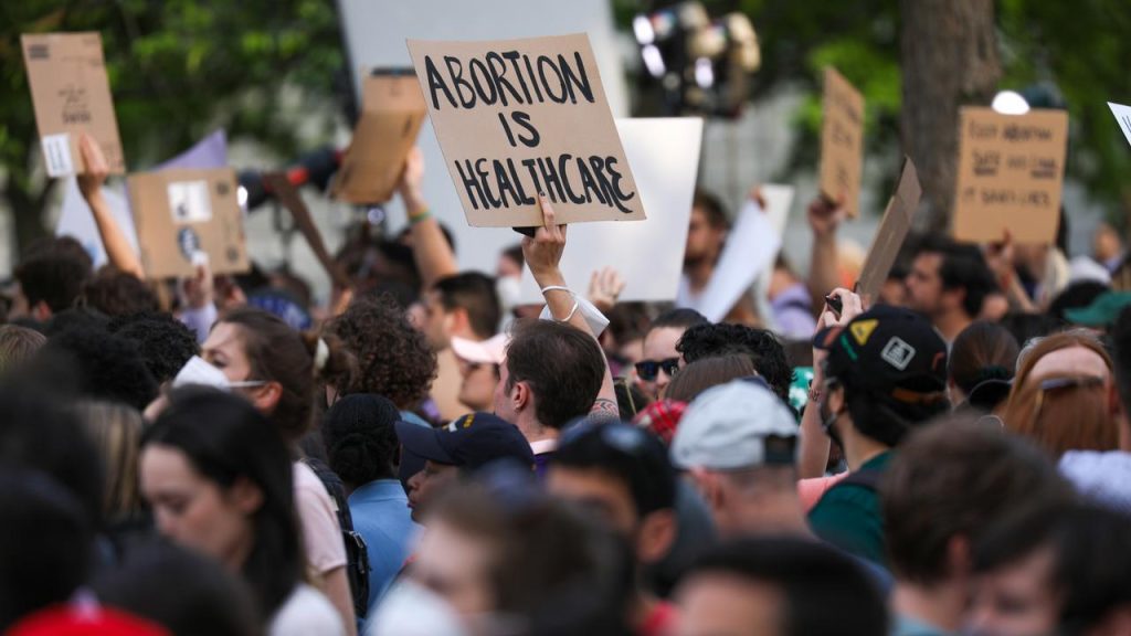 A torrent of reactions to the possible abolition of the right to abortion in the United States |  Currently