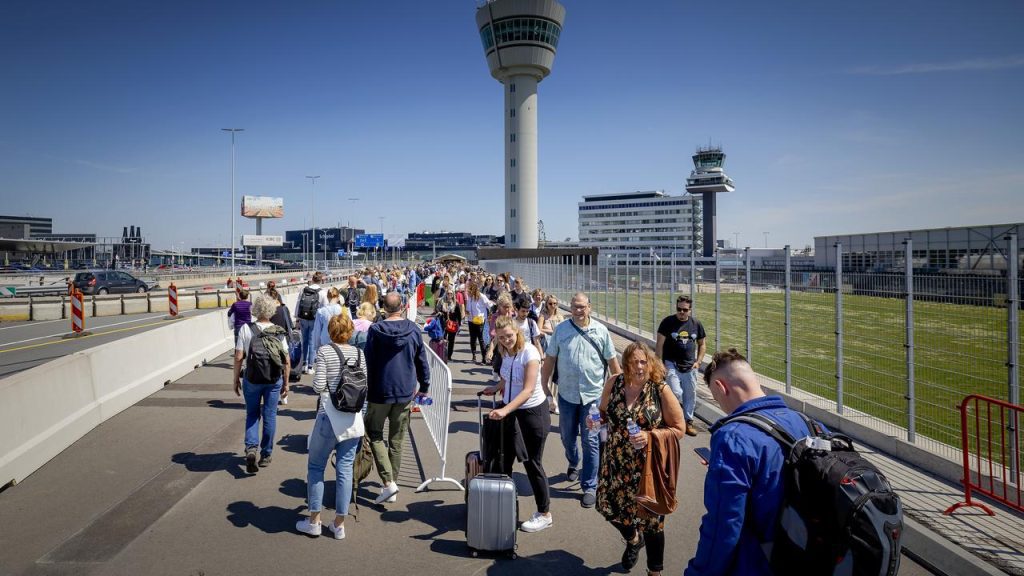 Crowds and problems on roads, railroads and Schiphol due to Pentecost |  Currently