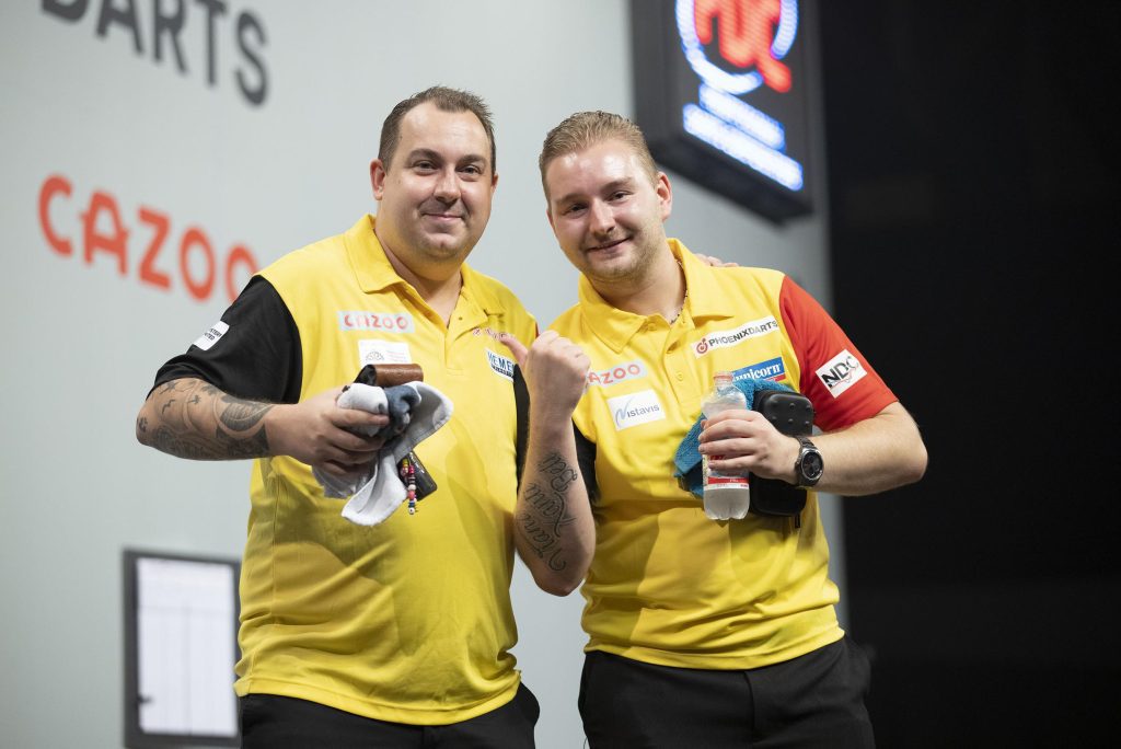 Dimitri van den Berg and Kim Hebrechts start well in the Darts World Cup with a smooth win over Japan.