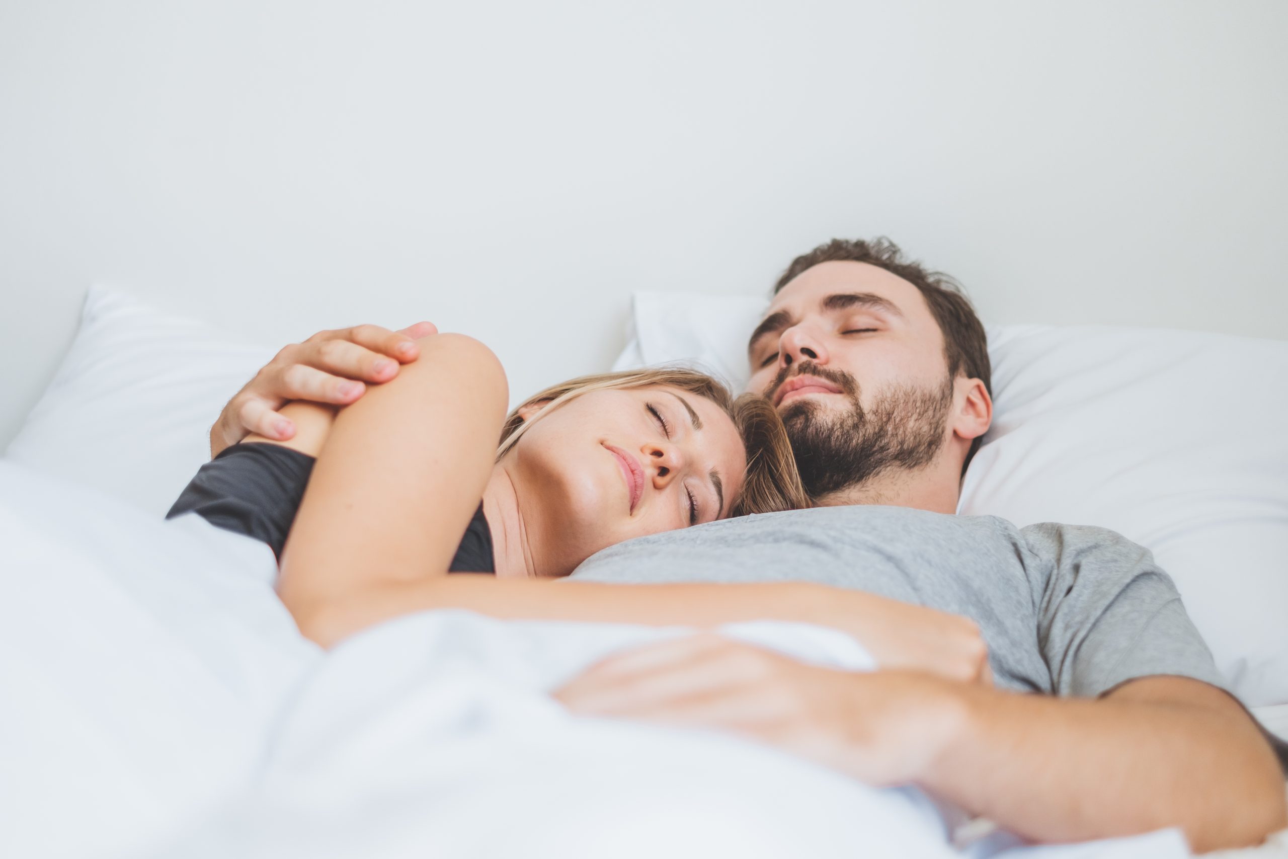 Sleeping together has surprising benefits - Wel.nl