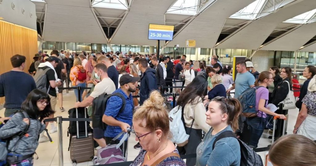Very busy again in Schiphol: long queues and complaints from travelers also in Eindhoven and Düsseldorf |  Instagram