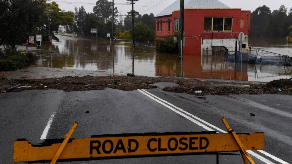 It rains around Sydney, flood risks remain