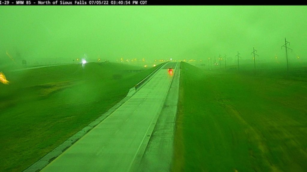 A rare weather phenomenon in the United States: the sky turns green during a storm