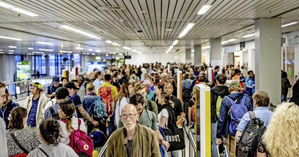 Long queues in Schiphol on the first weekend of July |  interior