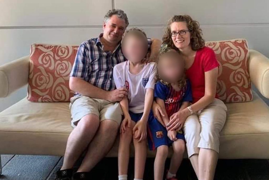 Helen (46 years old) died on a plane, her husband and children had to sit next to her body for 8 hours