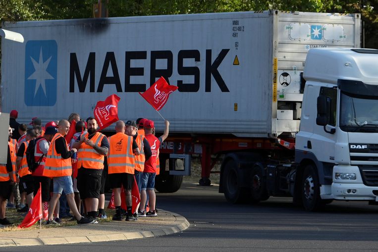British port workers strike for eight days, demanding higher wages
