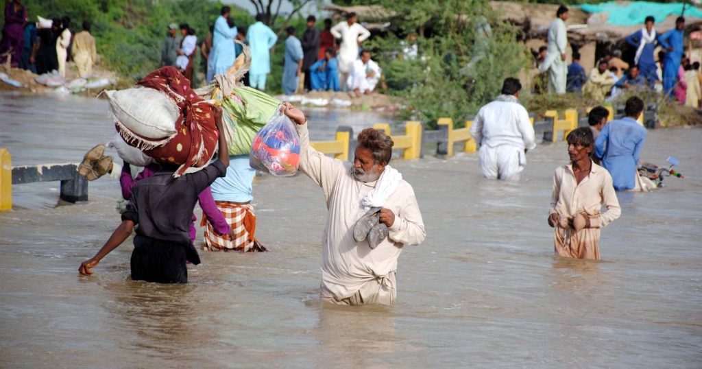 Desperate Pakistanis flee floods: 'We saw a tidal wave coming towards us' |  Abroad