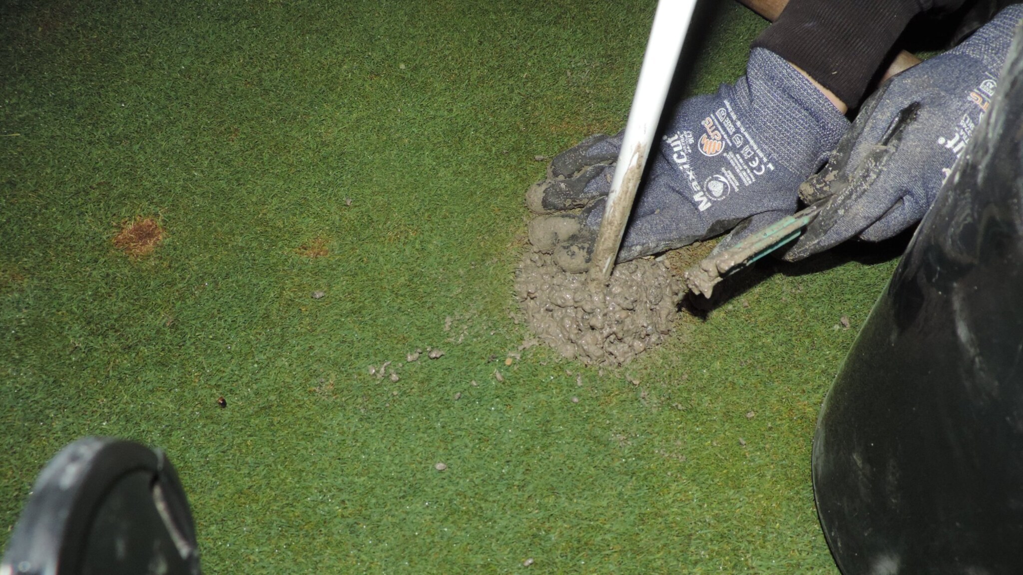 Golf clubs could continue to spray in France: Climate activists fill holes with cement
