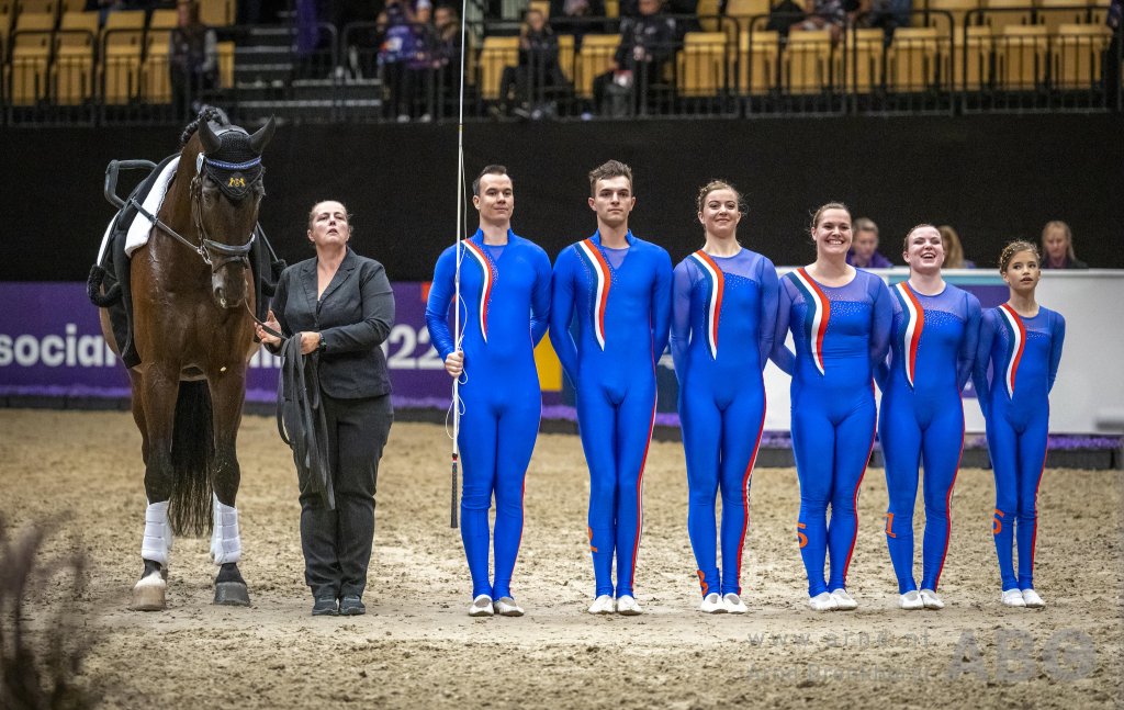 The fifth Dutch jump team in the World Cup