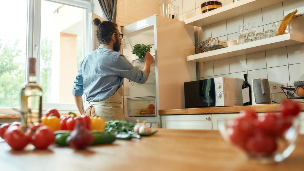 The refrigerator turns on and off again: how to waste as little energy as possible?  |  Food and drink