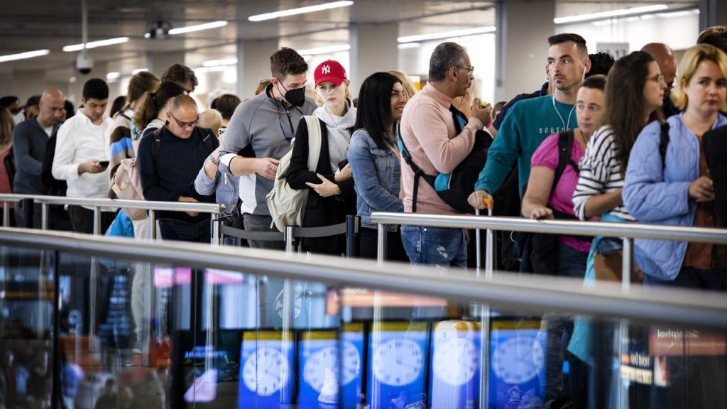 Dozens of KLM flights were canceled again on Monday due to the current lack of security in Schiphol