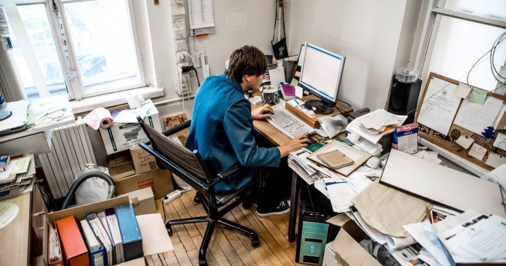 Why work better behind a tidy desk |  Chantal van der Leste