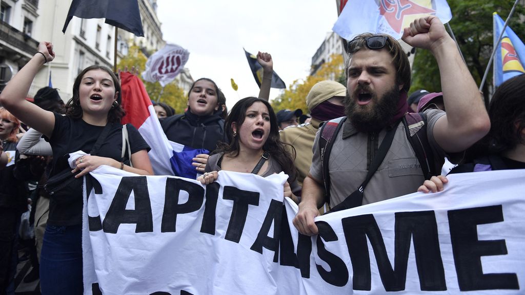 Thousands of people demonstrate in Paris against inflation
