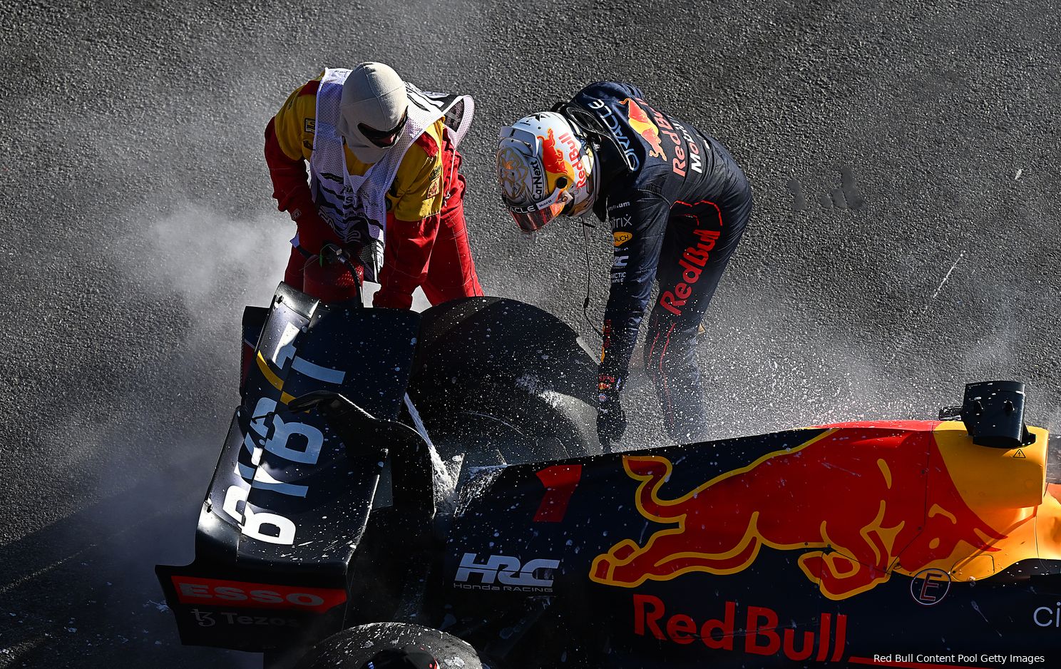 Max Verstappen spoke hopelessly about the situation at Red Bull Racing after the DNFs in the first three races.  In this photo the Marshal helps while his car, for the last time that year, had to be extinguished.  (Photo: Red Bull Content Pool/Getty Images)