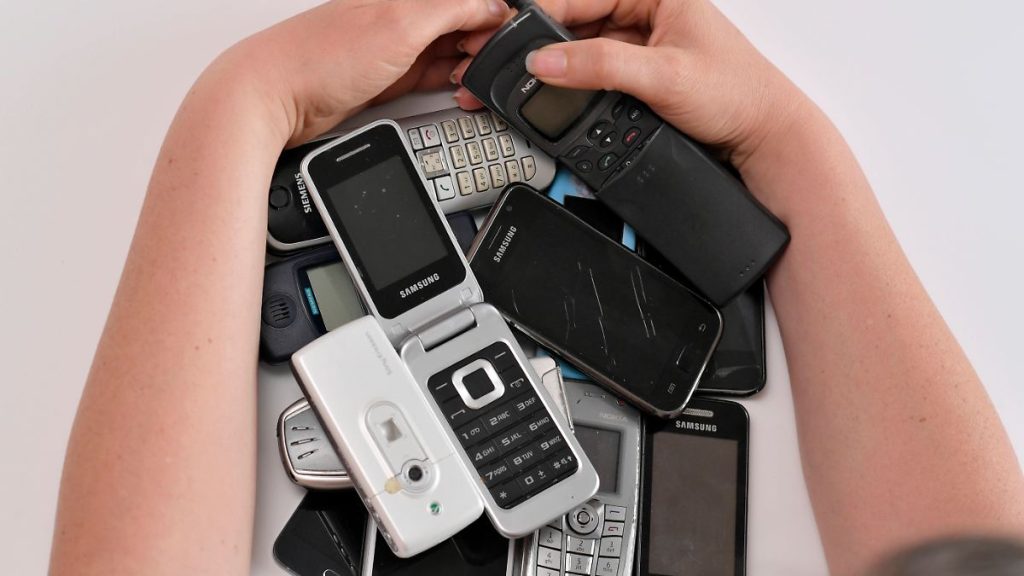 Billions of cell phones in drawers: tech waste is stored instead of recycled
