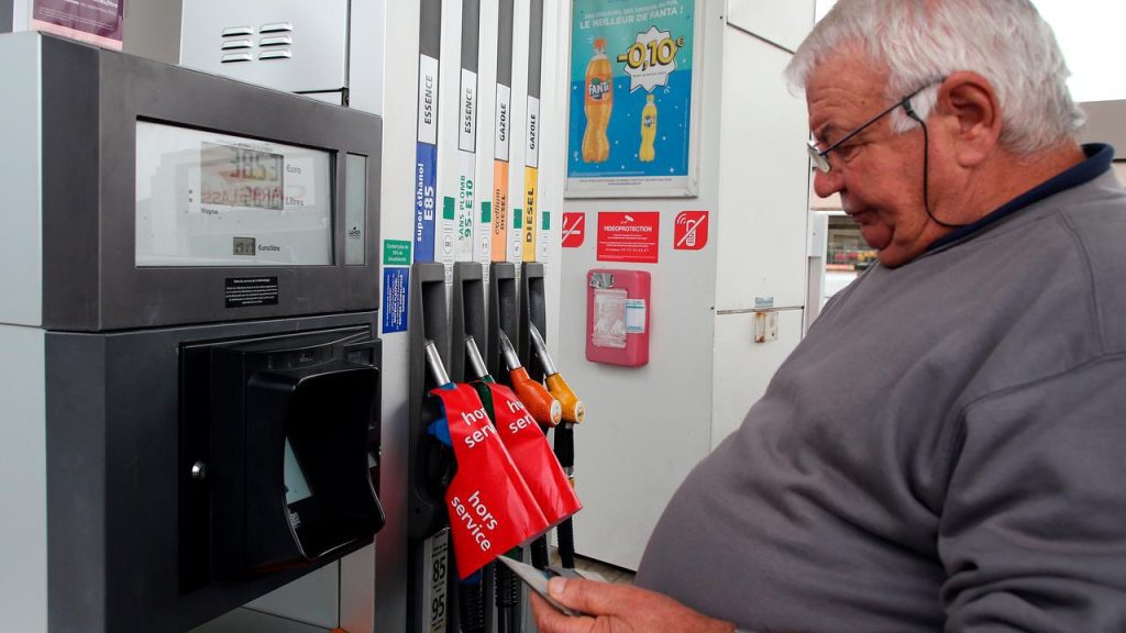 France enacts emergency law to stop strikes and fill empty gas stations |  Economie