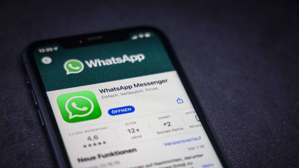 There are always new features on WhatsApp.  Now you can hide your online status.