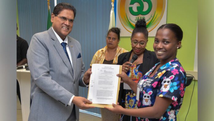 200 AZP welfare employees receive basic papers