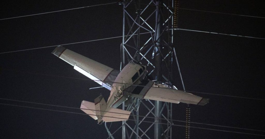 Plane dangling in high-voltage cables after it crashed, and its passengers were rescued |  Abroad