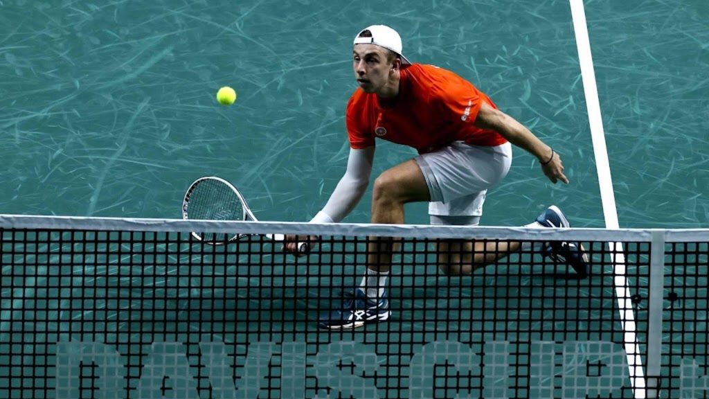 The Dutch fell behind in the Davis Cup after losing the Greek track