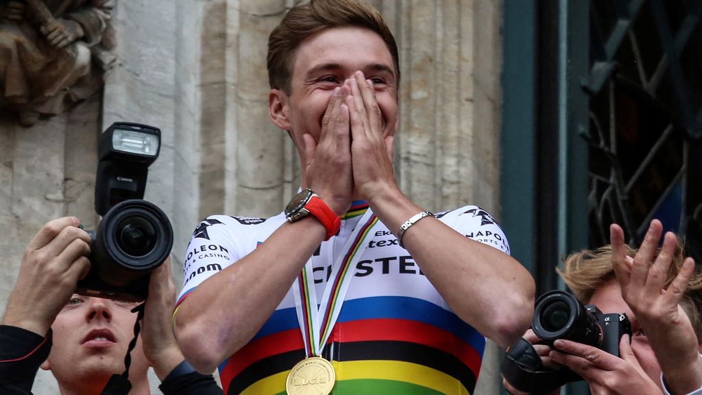 World Champion Evenepoel auctions a rainbow jersey to rehabilitate Pieters