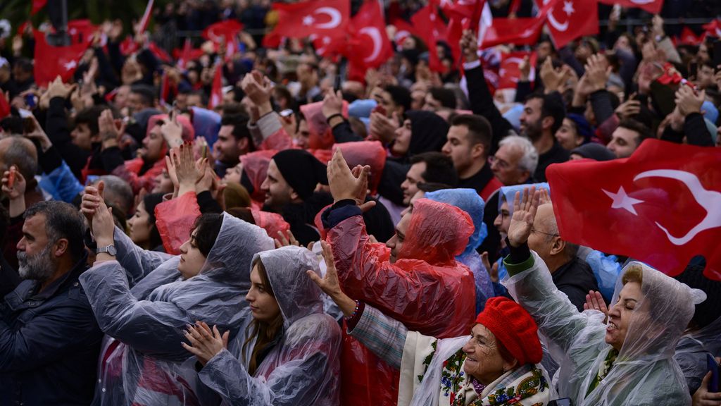 Thousands of Turks demonstrate in Istanbul after condemning Erdogan's rival