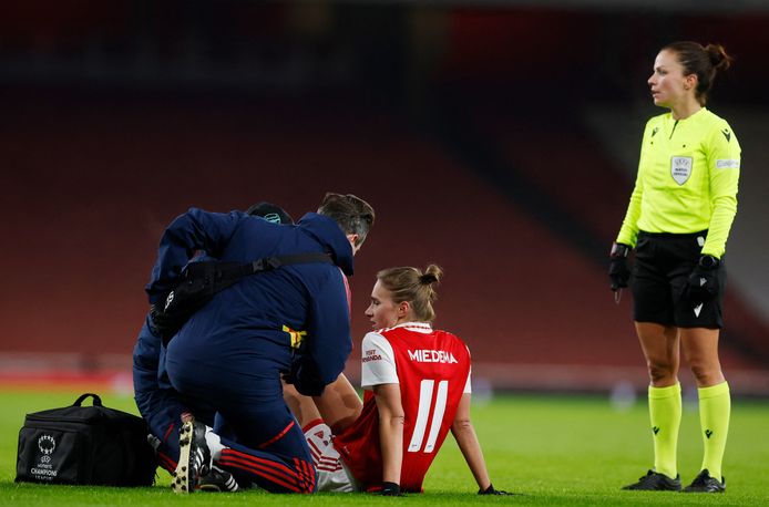 Vivian Miedema has to withdraw due to his injury in the Champions League match against Arsenal.