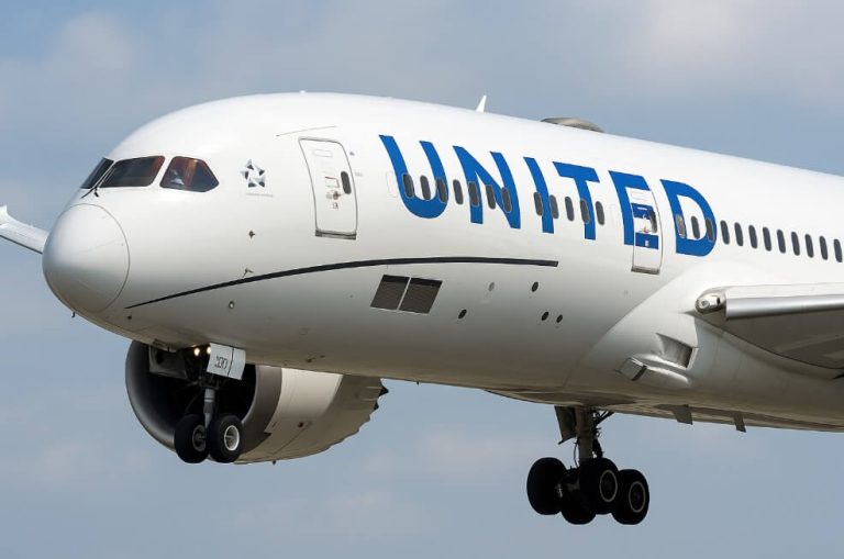 United Airlines Pushes Secondary Cockpit Barrier Rollout to 2026, Citing Training Coordination