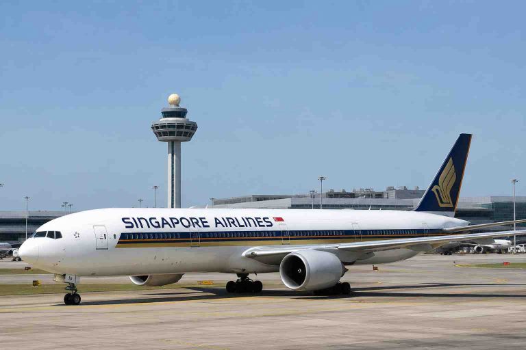 Singapore Airlines Shares Surge 5.8% as Lower Oil Prices and World Cup Travel Demand Lift Outlook