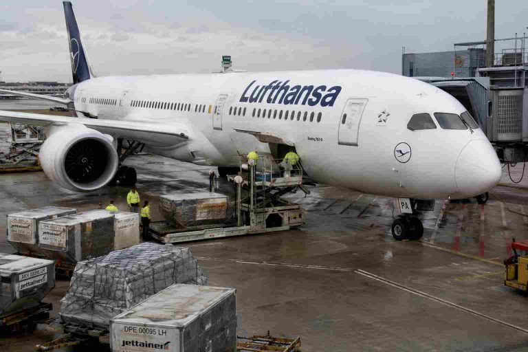 Lufthansa Temporarily Closes One Boeing 787 Business Class Lavatory During Meal Service Rollout Lufthansa Temporarily Closes One Boeing 787 Business Class Lavatory During Meal Service Rollout