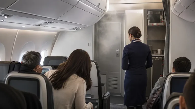 Singapore Airlines Passenger Detained After Allegedly Smoking on Shanghai-Bound Flight Singapore Airlines Passenger Detained After Allegedly Smoking on Shanghai-Bound Flight