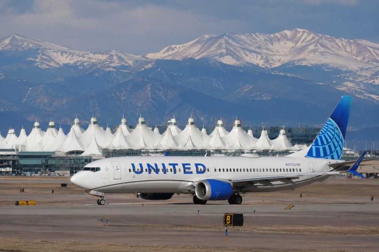 United 737 Pilots Report Electrical Interference and TCAS Alert During Approach to Denver Airport